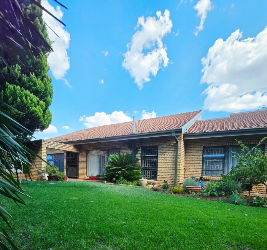 4 Bedroom Property for Sale in Flamwood North West